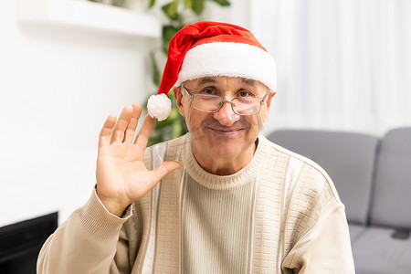 老年、假期、问题和人的概念 — 戴眼镜的老人在圣诞树背景下在家思考
