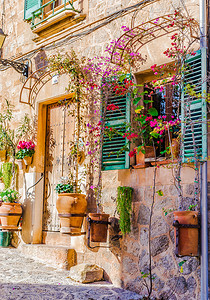 西班牙马略卡岛 Valldemossa 村带鲜花的地中海房屋墙