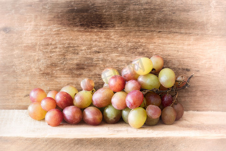 木板上的彩色葡萄