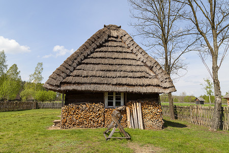 波兰科尔布佐瓦露天博物馆的古老传统木制波兰小屋