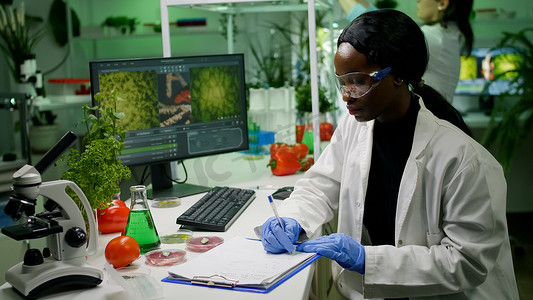 在生物技术实验室工作的科学家研究人员研究纯素食品