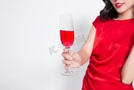 身穿时尚红色派对礼服的迷人奢华亚洲女性
