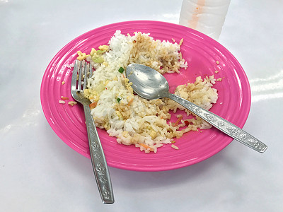 白色盘子摄影照片_盘子里的剩饭是食物垃圾桶，满足食物