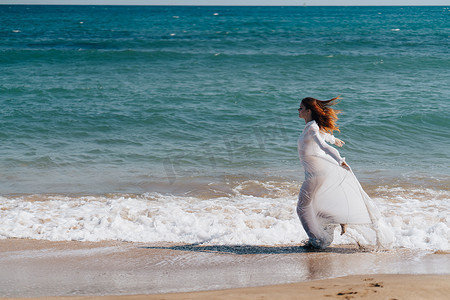 美女沙滩海浪海洋大自然清新空气