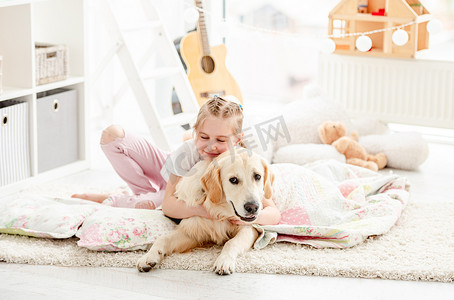 恐龙抱枕摄影照片_可爱的小女孩抱着可爱的狗