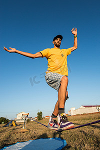 安踏运动标志摄影照片_安德烈·安图斯 走扁带表演