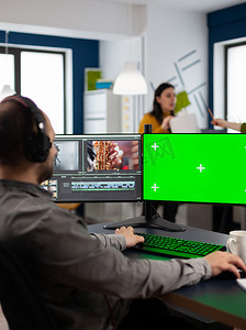 电影幕摄影照片_视频编辑器在带有绿屏的电脑上处理电影蒙太奇剪辑素材