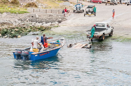 蓝色小龙虾摄影照片_小龙虾船被拖到克莱因蒙德港的拖车上