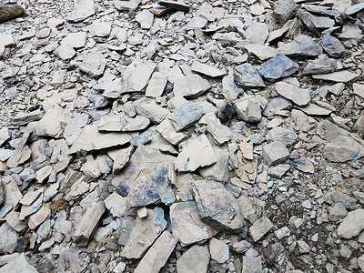 地理碎裂摄影照片_地面上破碎或碎裂的灰色岩石