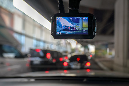 途中车辆中的行车记录仪或汽车录像机