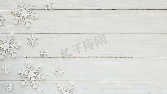 圣诞装饰雪花摄影照片_平铺在木板上的圣诞装饰雪花