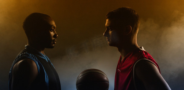 个篮球运动员摄影照片_两个篮球运动员看着对方