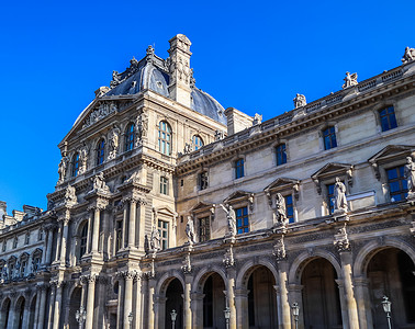 法国巴黎卢浮宫立面的建筑细节。 