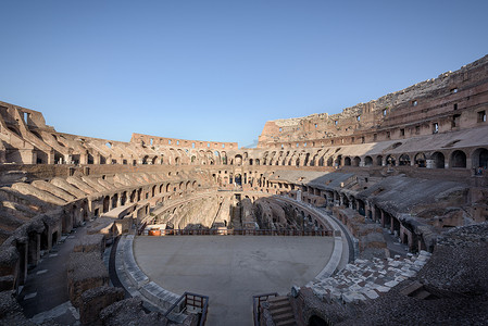 椭圆形不规则图形摄影照片_古罗马竞技场或弗拉维安的中央椭圆形竞技场