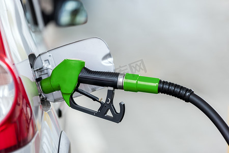 制氢能源板块摄影照片_银色汽车在加油站加油，燃料能源的概念