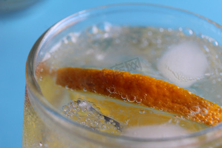 制作柠檬水的分步说明。