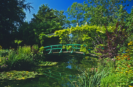 诺曼底摄影照片_克劳德·莫奈的花园和荷花池上的日本桥
