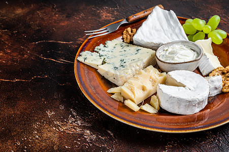 奶酪拼盘，配布里干酪、卡门培尔奶酪、羊乳干酪、蓝奶油奶酪、葡萄和坚果。