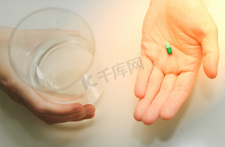 女性手持药丸补充剂抗氧化维生素矿物质胶囊水玻璃前服药胶囊保健
