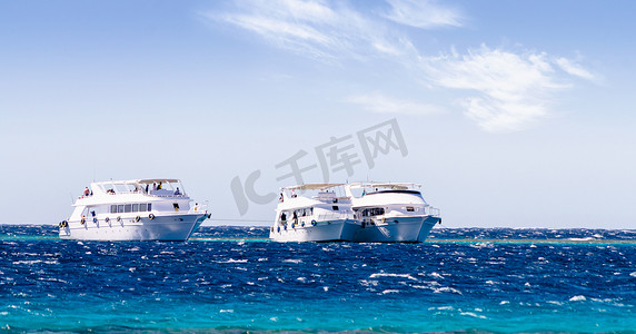 三艘白色游船在埃及沙姆沙伊赫红海