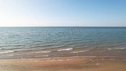 漫天黄沙摄影照片_海水触及黄沙，波涛汹涌。