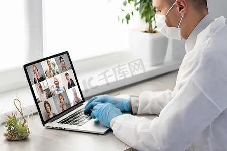 医生在笔记本电脑上与同事进行视频会议