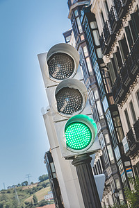 西班牙交通灯为行人亮绿灯