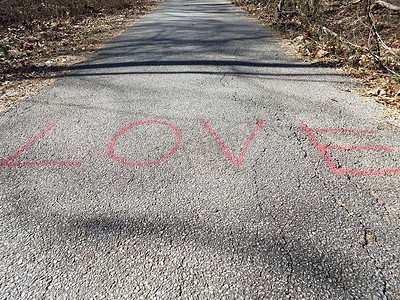 沥青小径或小路上的红色爱情标志