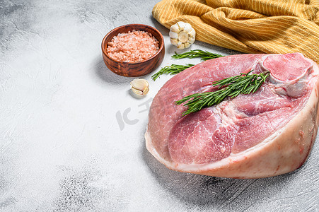 生鲜猪肉火腿切块。