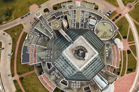 白俄罗斯共和国首都明斯克国家图书馆的顶视图，一座公共建筑
