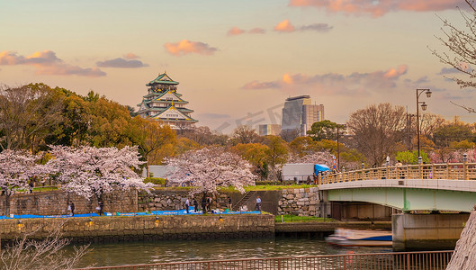 樱花季期间大阪城的黄昏