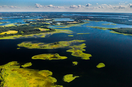 布拉斯拉夫湖国家公园的 Snudy 和 Strusto 湖的顶视图，白俄罗斯最美丽的湖泊。白俄罗斯