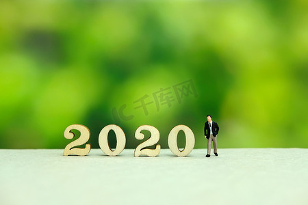 商人用梦幻般的绿色背景问候 2020 年新年快乐