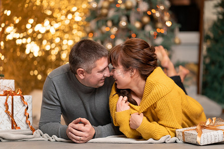 一对美丽开朗的夫妇在舒适的家庭氛围中迎接圣诞假期