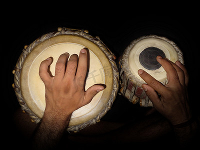 印度古典鼓 — 塔布拉鼓 — 正在演奏，运动模糊