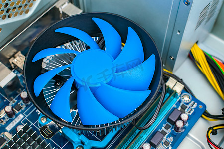 带有大蓝色风扇的计算机处理器冷却系统的特写