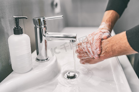 用肥皂人洗手以预防电晕病毒，保持卫生以阻止传播冠状病毒