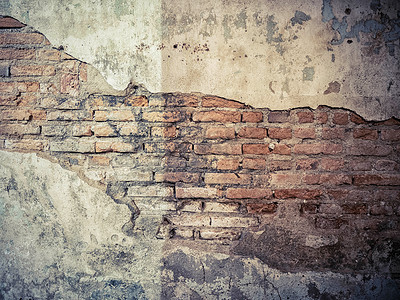 旧裂缝混凝土水泥墙，里面有红砖块。