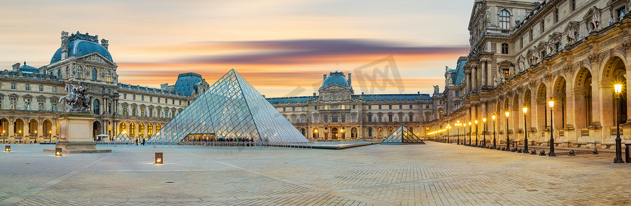 著名的卢浮宫博物馆与卢浮宫金字塔的夜景