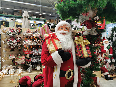 乌克兰基辅- 2020年11月1日：震中超市货架上出售的许多圣诞老人玩具。