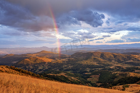 山风景上的彩虹