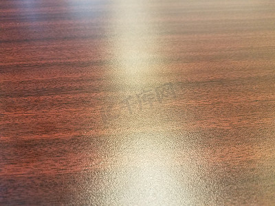 地板打蜡摄影照片_打蜡的棕色木材或塑料桌子或表面