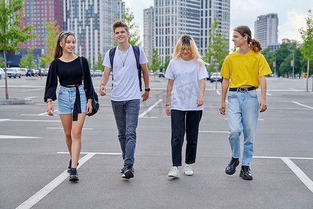 一群青少年走在一起，城市风格，现代城市背景