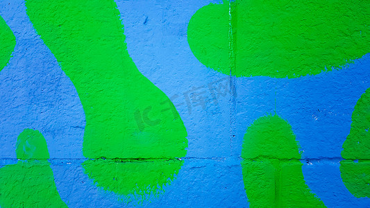 混凝土墙被涂成绿色和蓝色的迷彩。