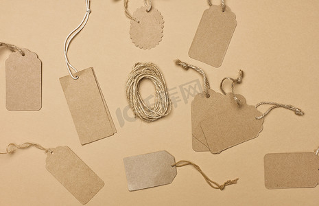 白色背景上隔离的绳子上的空白棕色矩形、圆形棕色纸标签、价格模板、折扣