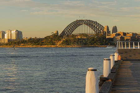 悉尼海港大桥摄影照片_从皮尔蒙特看日落的澳大利亚悉尼海港大桥