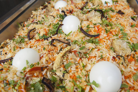 印度餐厅摄影照片_印度餐厅的鸡肉印度饭配鸡蛋