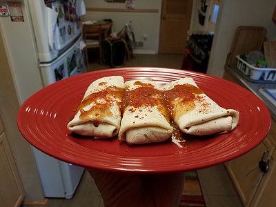 红盘上的墨西哥卷饼，配辣莎莎酱和辣椒粉