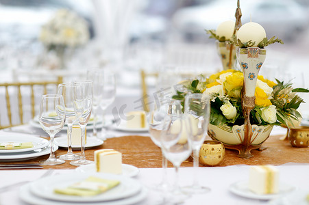 派对装饰摄影照片_为活动派对或婚宴准备的餐桌