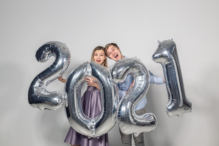聚会、人们和新年假期的概念 — 男女庆祝 2021 年除夕